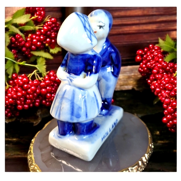 Collectible Mini Vintage Delft Blue Holland Kissing Girl and Boy Figurine - Picture 4 of 7